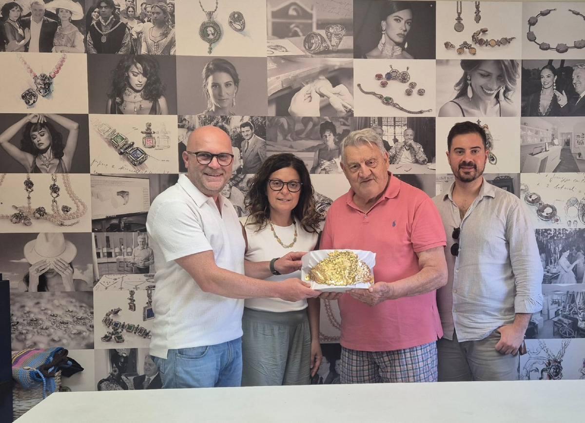 Gerardo Sacco firma la cintura della Madonna dell’Assunta di Castellace - Foto: Ufficio stampa Gerardo Sacco