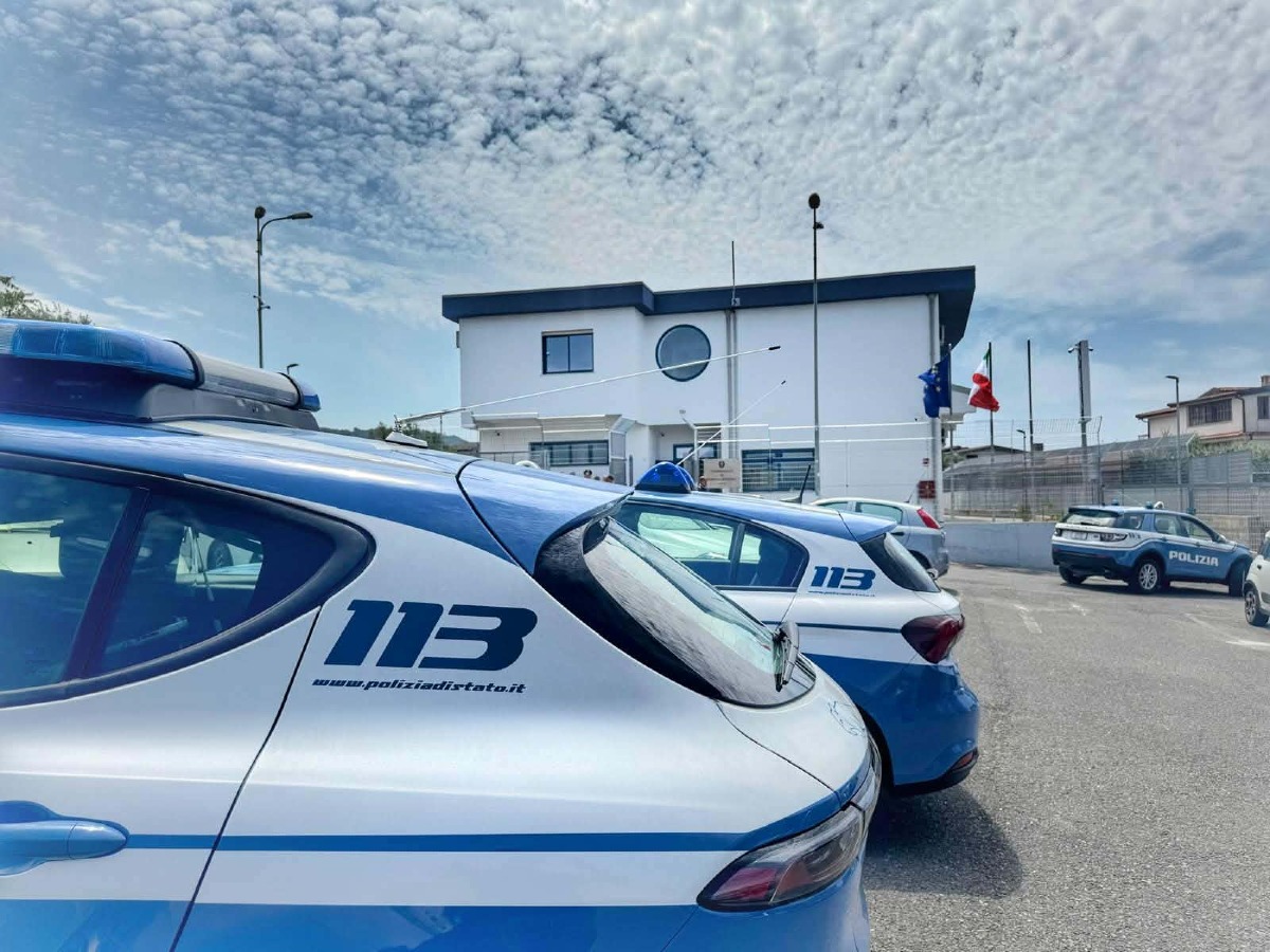 Belvedere Marittimo, arresto per spaccio: sequestrati droga, denaro e materiale per il confezionamento - Foto: Uff. Stampa Questura di Diamante