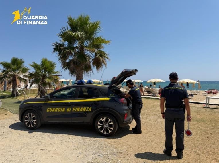 Controlli sulle spiagge del crotonese, irregolarità in quattro stabilimenti balneari - Foto Uff. Stampa Guardia di finanza 