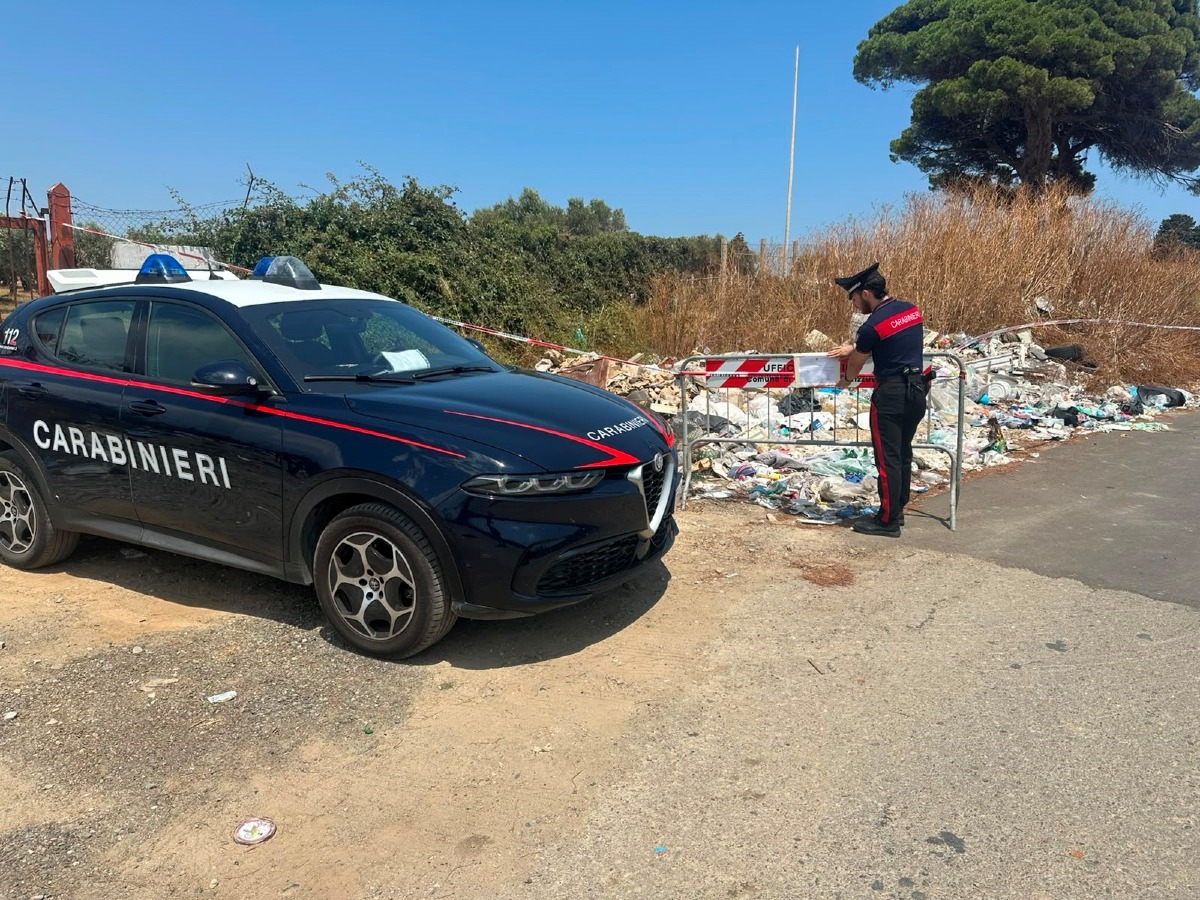 Isola Capo Rizzuto, sequestrata una discarica abusiva a ridosso del centro abitato - Foto Uff. Stampa Carabinieri 