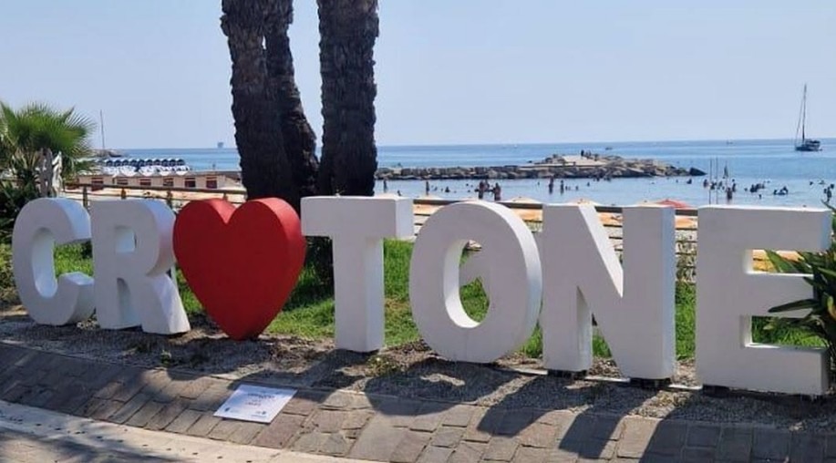 Crotone, in Piazza Berlinguer ritorna la scritta donata da Confcommercio Calabria Centrale - Foto: Uff. Stampa Confcommercio Calabria Centrale