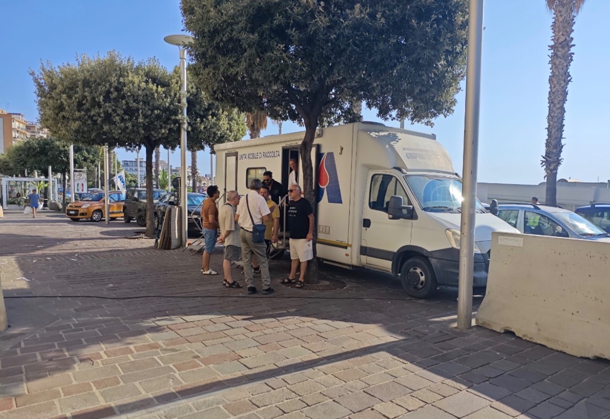 Crotone, raccolta sangue sul lungomare: 22 sacche donate grazie all’Avis - 