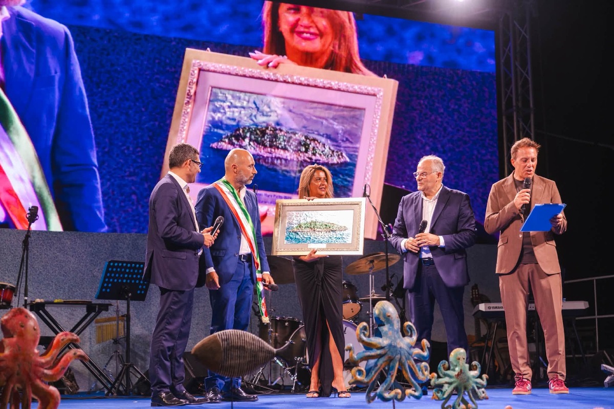 La firma di Michele Affidato sul Premio Mare Pulito consegnato a Diamante - Foto: Uff. Stampa Comune di Diamante