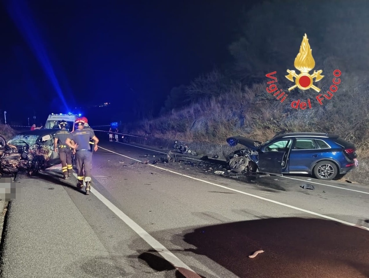 Grave incidente sulla SS106, un morto e tre feriti nella notte - Foto Uff. Stampa Vigili del fuoco 