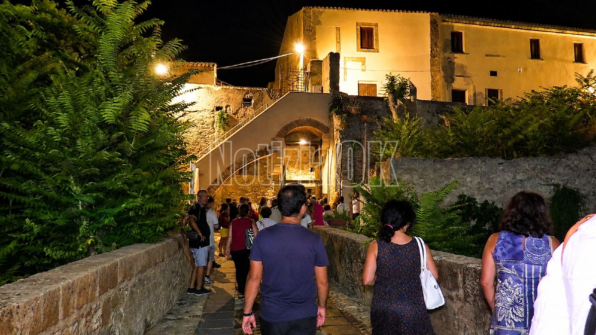 “Il bello del centro storico… di sera”: viaggio nella Crotone più autentica - Foto: Redazione 