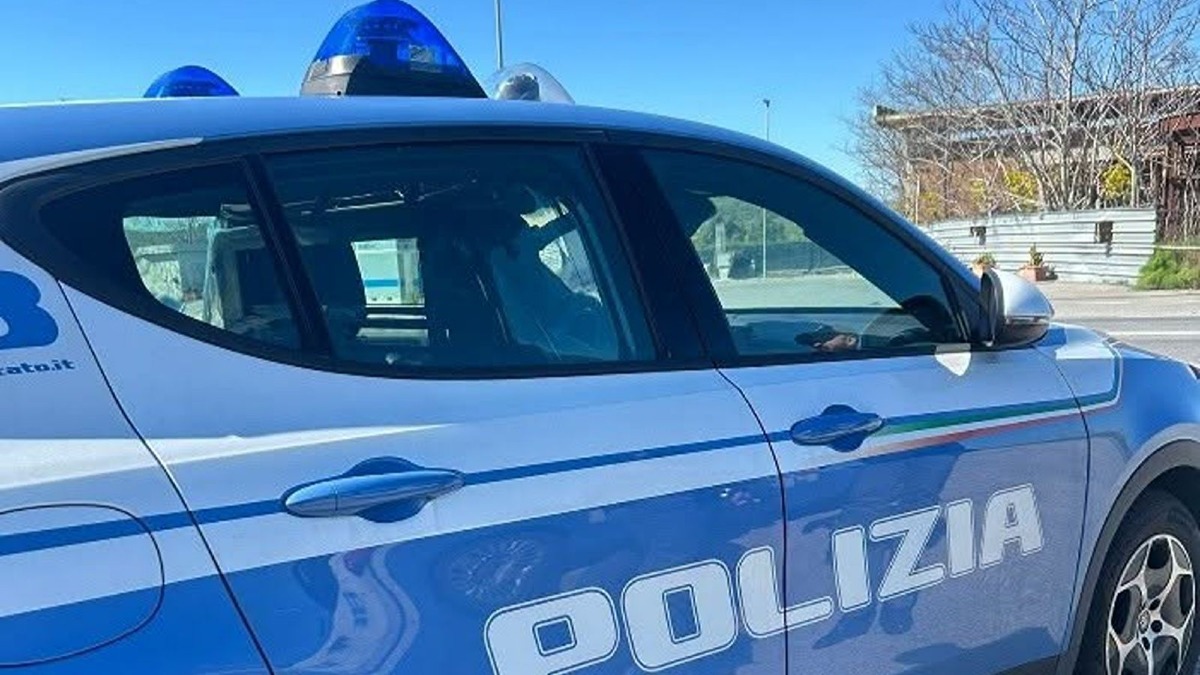 Crotone, controlli a raffica della Polizia: lavoro nero e occupazione abusiva di suolo pubblico - Foto Uff. Stampa Questura di Crotone