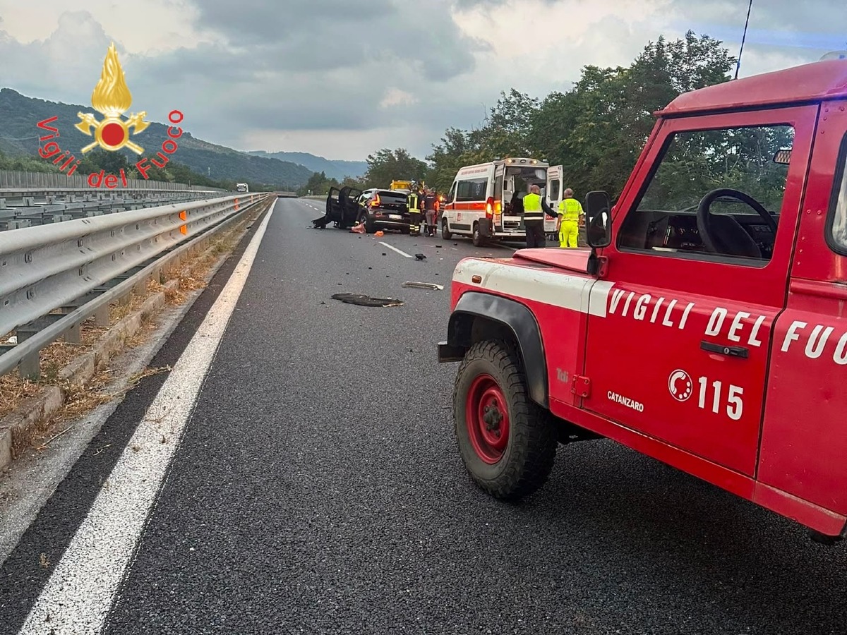 Incidente sull’A2, scontro tra auto e furgone al km 335: quattro feriti - Foto: Uff. Stampa Comando dei Vigili del Fuoco di Catanzaro 