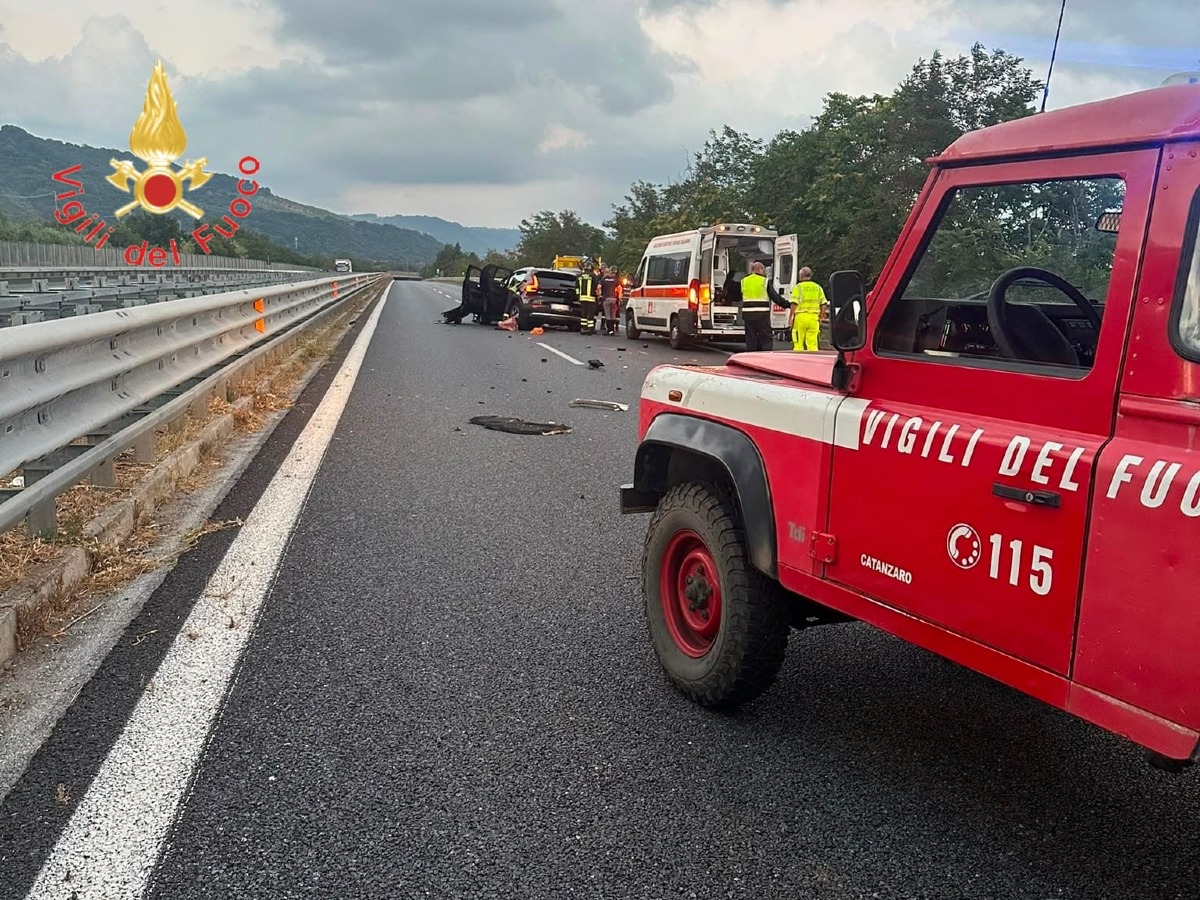  Incidente sull’A2, quattro feriti: traffico in tilt verso Sud - Foto Uff. Stampa Vigili del fuoco 