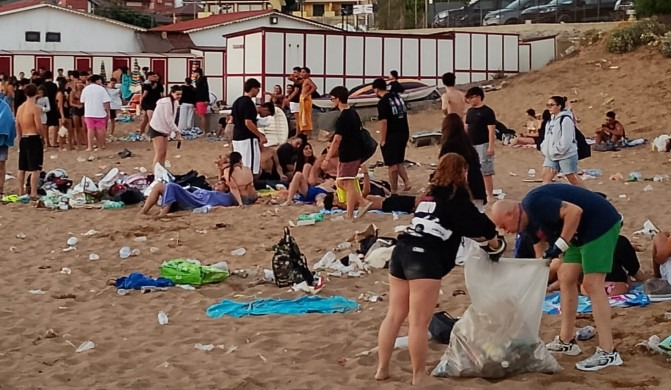 Alba Ecologica sulla spiaggia di Crotone: PAR e Akrea insieme per sensibilizzare i giovani a - Foto: Uff. Stampa Segreteria PAR