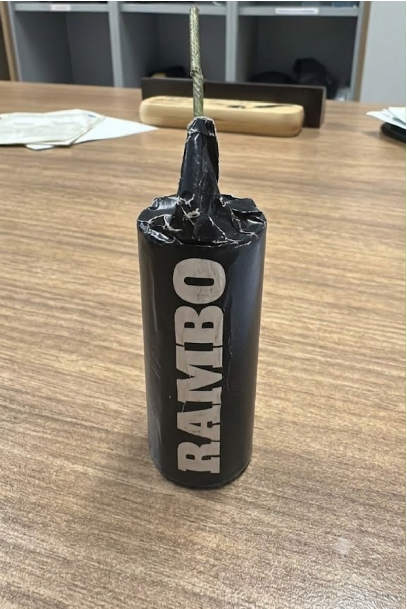 Isola di Capo Rizzuto, 18enne denunciato: aveva un ordigno artigianale nel marsupio -   Foto Uff. Stampa Carabinieri  
