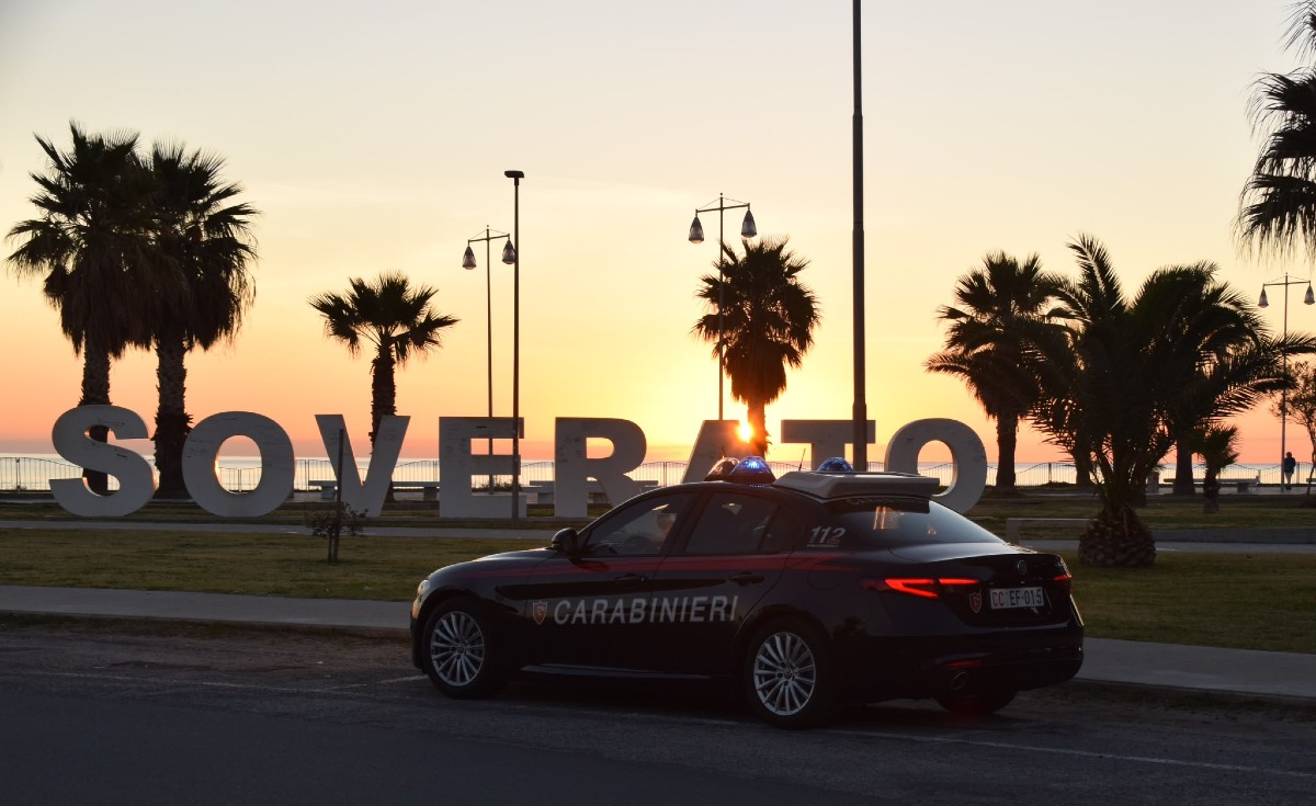 Soverato, donna scavalca le barriere di un viadotto: salvata dai Carabinieri - Foto: Uff. Stampa Comune di Soverato
