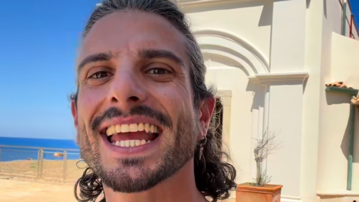 Giuseppe Garibaldi, influencer e volto tv, sceglie Crotone: «Capo Colonna è bellissima» - 