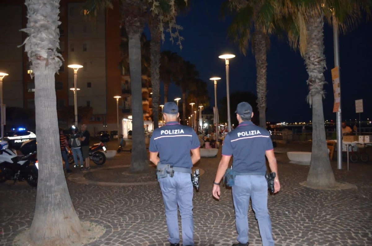 Crotone, violenza e minacce durante i controlli: chiuso il locale per 15 giorni - Foto uff stampa Questura di Crotone 