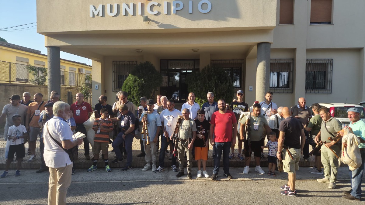 Sant’Andrea, gli zampognari celebrano la tradizione. Bruno: «Tuteleremo l’identità» - Foto Uff. Stampa Comune di Sant'Andrea Apostolo
