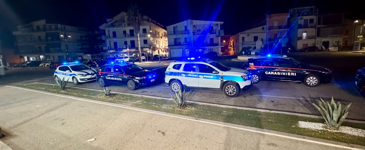 Movida sotto controllo, controlli e denunce nella notte di Ferragosto a Cirò Marina - Foto Uff. Stampa Polizia Municipale Cirò Marina