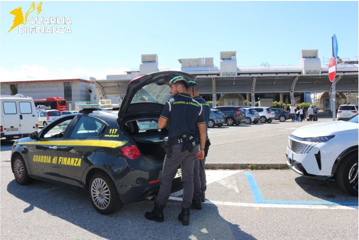 Catanzaro, oltre mille finanzieri in campo: sequestrati più di 230 mila prodotti - Foto Uff. Stampa Guardia di finanza 