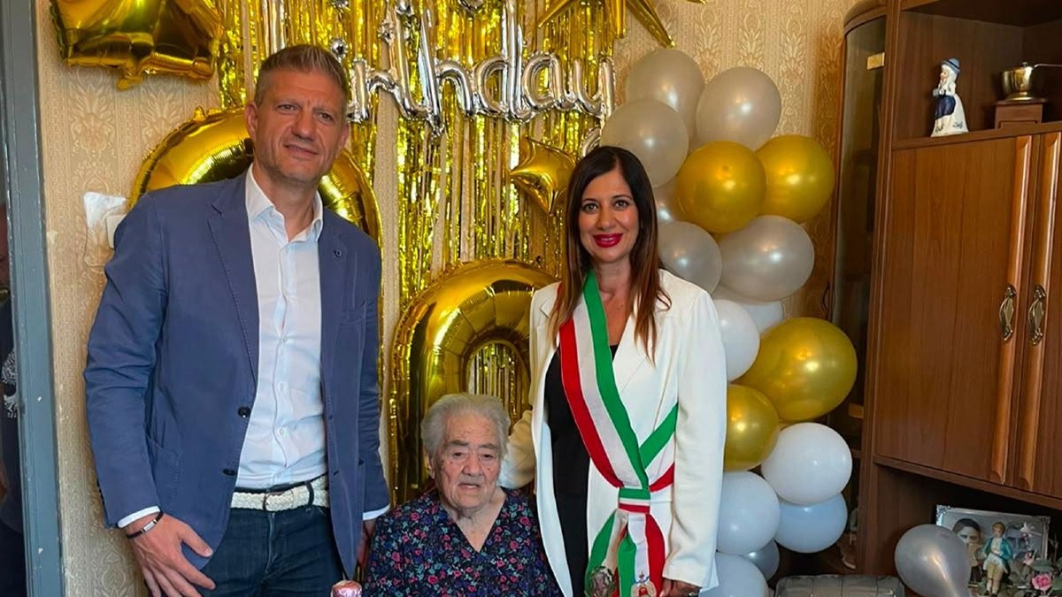 Catanzaro festeggia i 100 anni di Maria Esposito: la visita della vicesindaca Iemma - Foto Uff. Stampa Comune di Catanzaro 