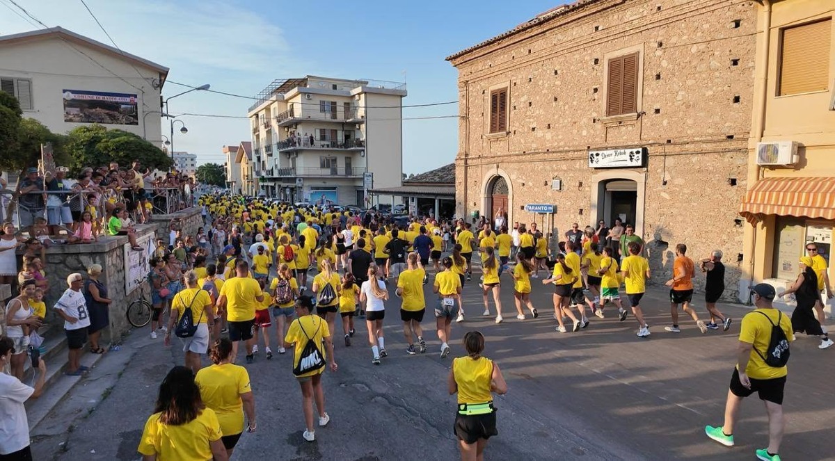 Badolato Marina si tinge di giallo: quasi 400 partecipanti alla 39ª Strabadolato - Foto Uff. Stampa Guerino Badolato 