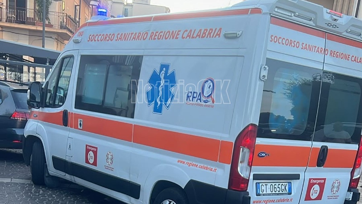 Malore in spiaggia a Crotone, soccorso un uomo: tempestivo l’intervento dei presenti - Foto: Redazione
