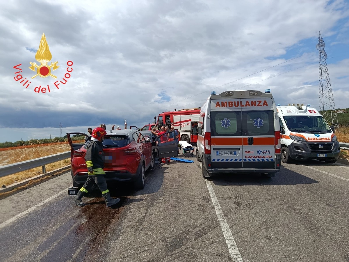 Grave incidente tra Cropani e Sersale - Foto Uff. Stampa Vigili del fuoco