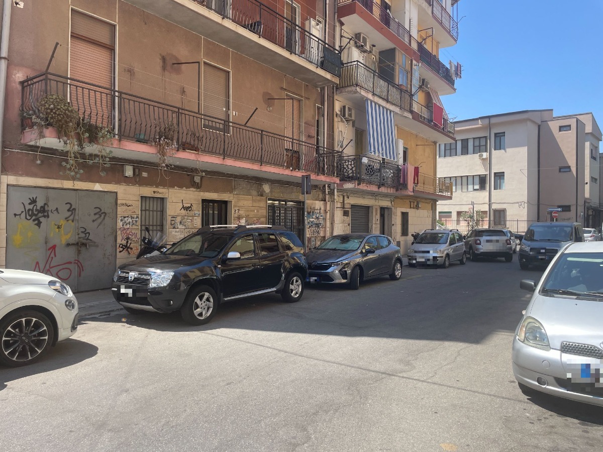  Crotone, forti odori dai tombini: la segnalazione da via Mario Nicoletta - Foto: Redazione 