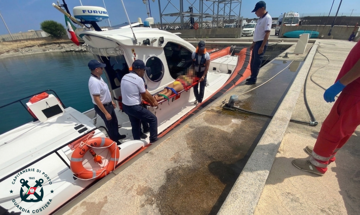 Turista ferita tra gli scogli a Copanello: soccorsa dalla Guardia Costiera di Crotone - Foto Uff. Stampa Capitaneria di Porto 