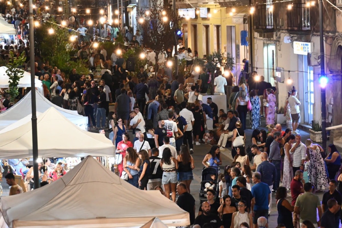 Paola si veste di blu: una notte da record nel cuore della città - Foto Uff. Stampa Comune di Paola 