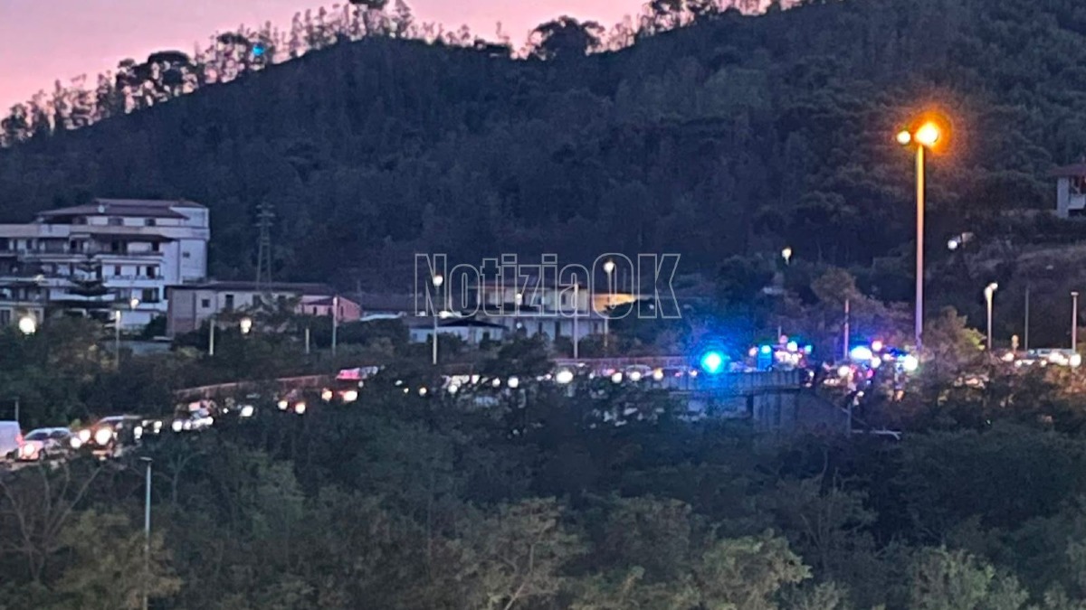 Crotone - Ieri sera incidente sul ponte prima di Lampanaro: auto fuori strada, due feriti - Foto: Redazione