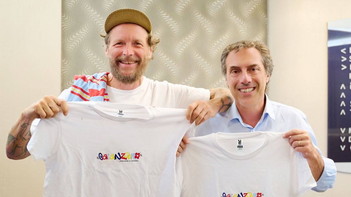 Catanzaro, Jova Summer Party: Fiorita incontra Jovanotti e gli dona la maglietta della città - Foto Uff. Stampa Comune di Catanzaro