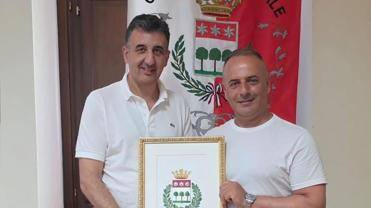 Un dono per Cardinale: Giuseppe Meliti regala al Comune lo stemma araldico - Foto Uff. Stampa Comune di Cardinale 