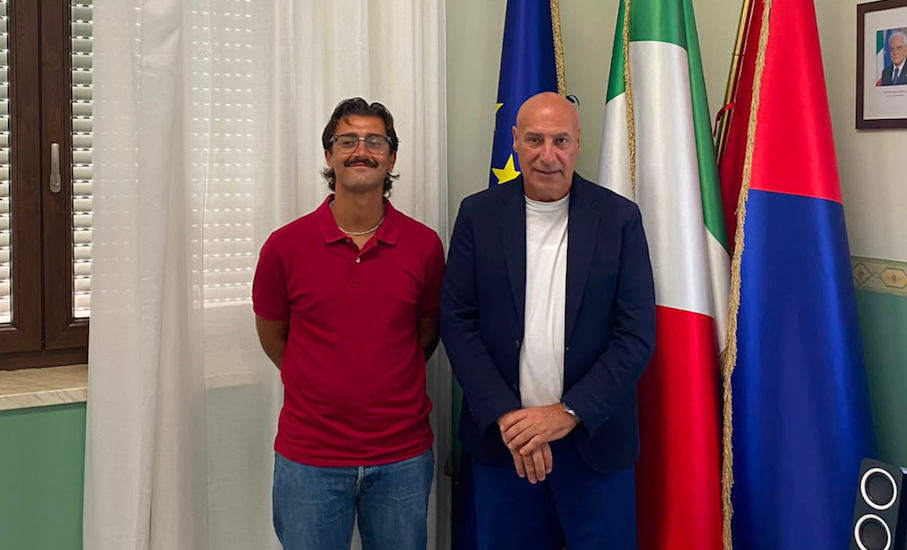 Crotone - Salva la vita a un bagnante, il riconoscimento della città a Massimo Cosco - Foto: Ufficio stampa Comune di Crotone
