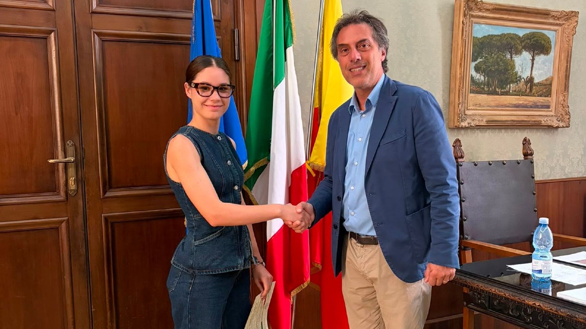 Catanzaro, nuova cittadina italiana: conferita la cittadinanza a Sorana Aref - foto uff stampa comune di catanzaro 