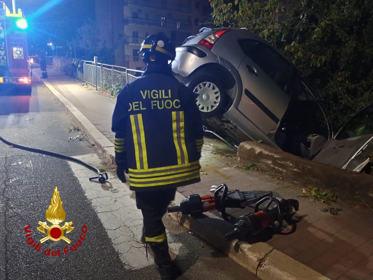 Crotone, incidente in via Borsellino: auto coinvolta, feriti donna e bambino - 