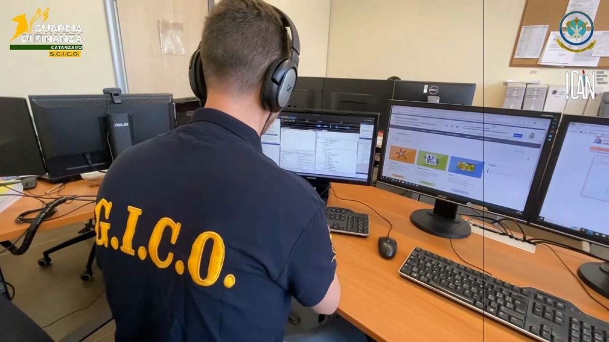 (VIDEO) Latitante albanese rientra in Italia: deve scontare 27 anni di carcere - Foto Uff. Stampa Guardia di Finanza 