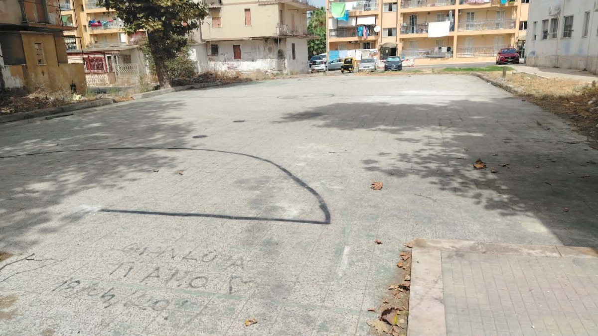 (Foto) Crotone - Puliscono un'area a Fondo Gesù: «Non avevamo un posto per giocare»  - Foto: Redazione