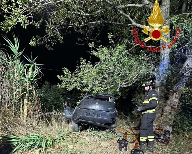 Auto contro un albero sulla SP 22: conducente estratto dalle lamiere nel vibonese - Foto: Uff. Stampa Comando dei Vigili del Fuoco di Vibo Valentia