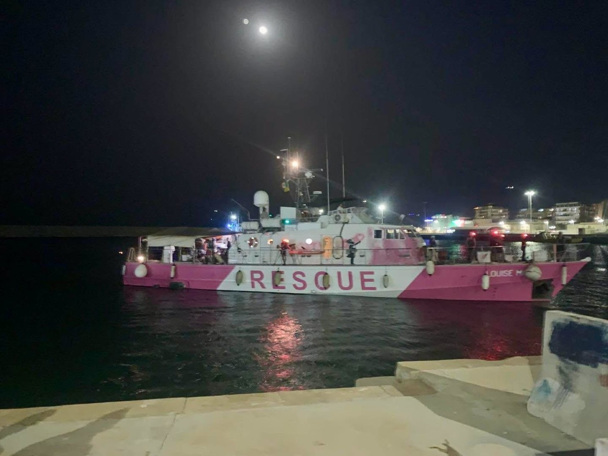 Due giorni in mare dopo il soccorso: 42 migranti arrivano a Crotone - Foto Uff. Sampa Croce Rossa Italiana sezione di Crotone