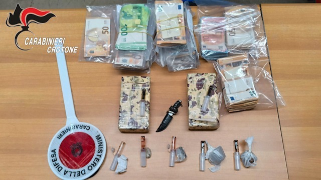 Oltre un chilo di eroina e 61mila euro: tre arresti dei carabinieri a Crotone - Foto Uff. Stampa Carabinieri 
