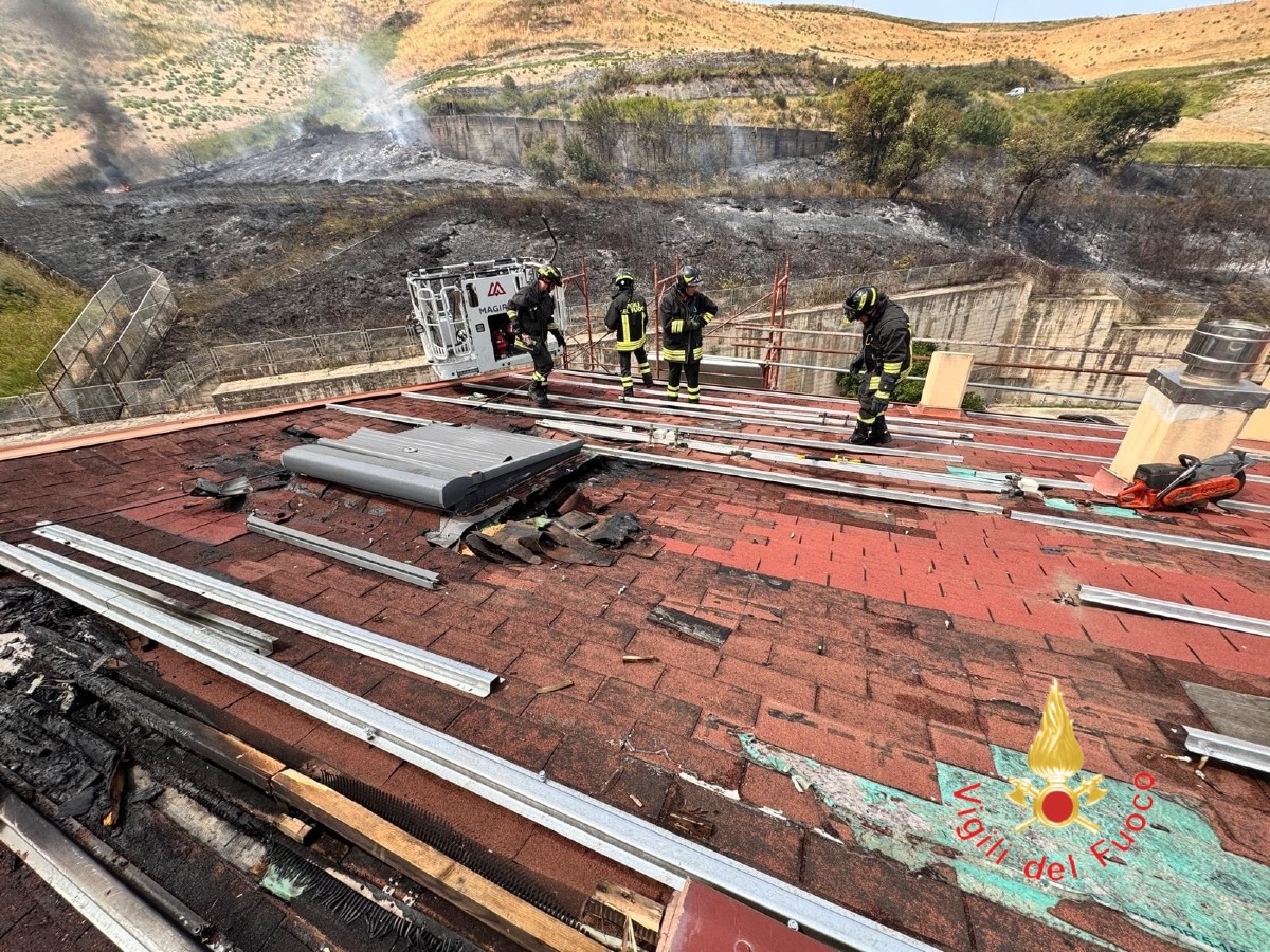 Vasto incendio nella zona sud di Catanzaro: evacuate alcune abitazioni - Foto Uff. Stampa Vigili del fuoco