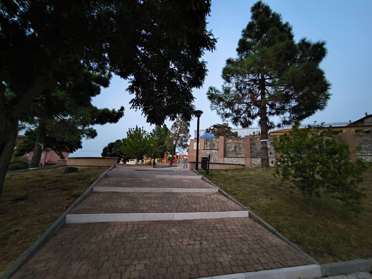 Maida, conclusi i lavori alla villetta “Falcone-Borsellino”: riapre l’area giochi - foto uff. stampa Comune di Maida 