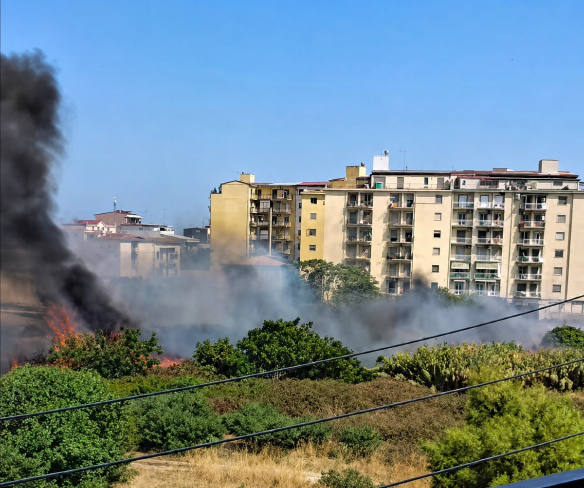 Crotone - Fiamme dietro il Gravina, il vento alimenta l’incendio - 