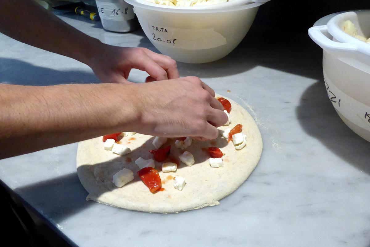 Cambiano le ordinazioni e le pizze arrivano in ritardo, titolare preso a schiaffi a Correggio - 