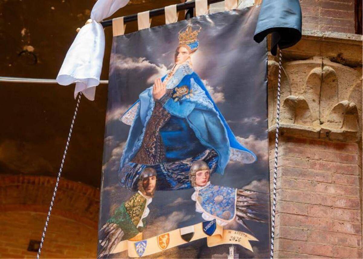 Palio di Siena 16 agosto, il Drappellone fa discutere: polemiche sul volto della Madonna 'androgina' - 