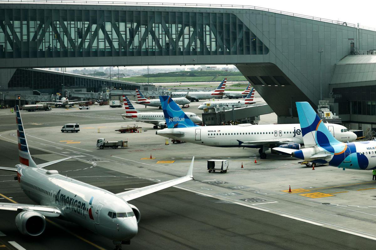 Aereo si scontra con camion a New York: "Due controllori hanno lasciato lavoro in anticipo" - 