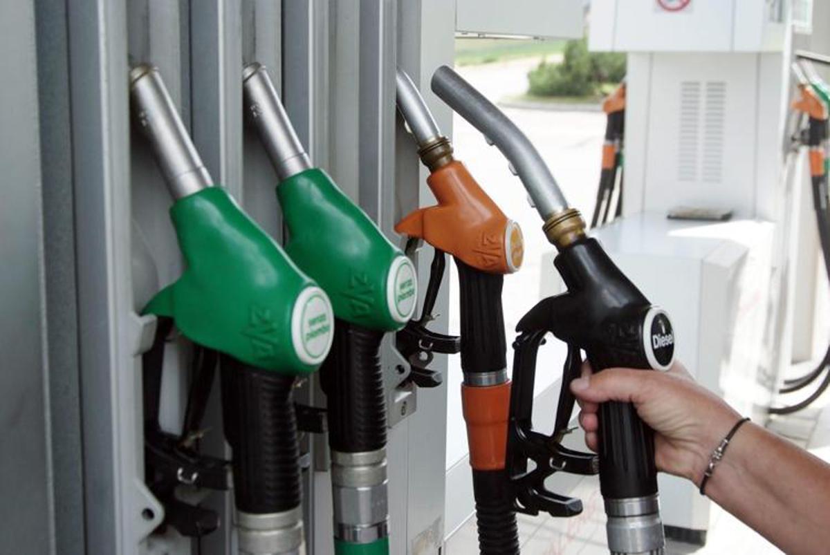 Caro carburanti, prezzo di benzina e diesel continua a salire: superati i 2 euro - 