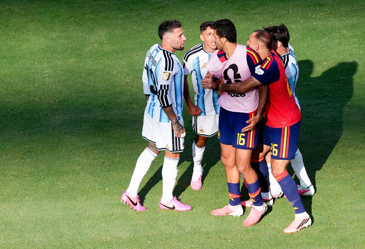 Argentina, stangata dopo la rissa in finale dei Mondiali: 10 giornate a Paredes, 7 per Molina - 