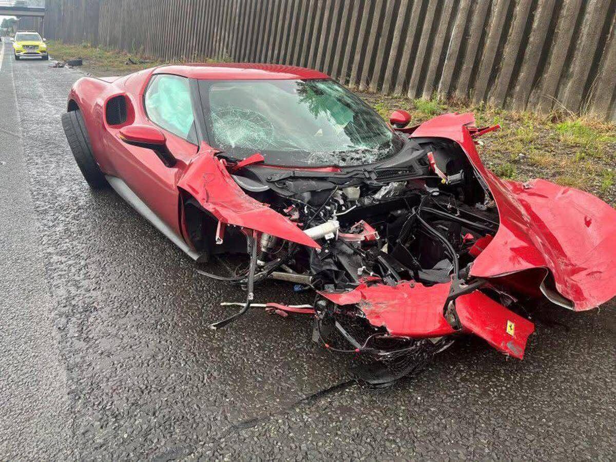Perde il controllo sul bagnato e si schianta con la Ferrari da 300mila euro: lui illeso, l'auto a pezzi - 