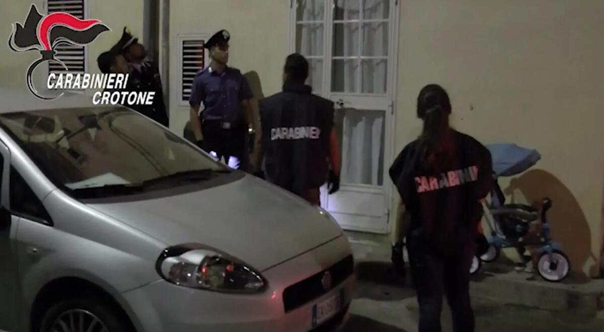 Smantellato giro di prostituzione tra Isola Capo Rizzuto e Crotone, 6 arresti / Video - 