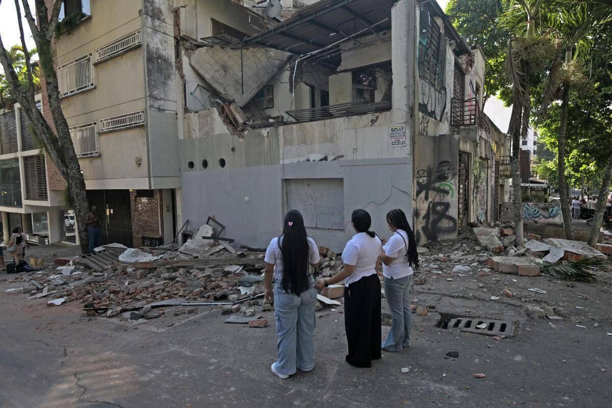 Terremoto oggi in Colombia, violenta scossa di magnitudo 7.4: avvertita fino in Ecuador, crolli ed evacuazioni - 