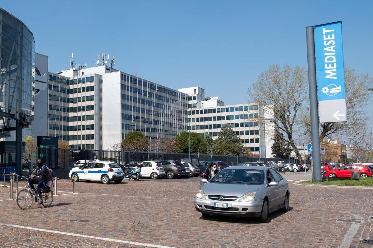 Milano, 27enne precipita da palazzina Mediaset a Cologno Monzese: è gravissima - 